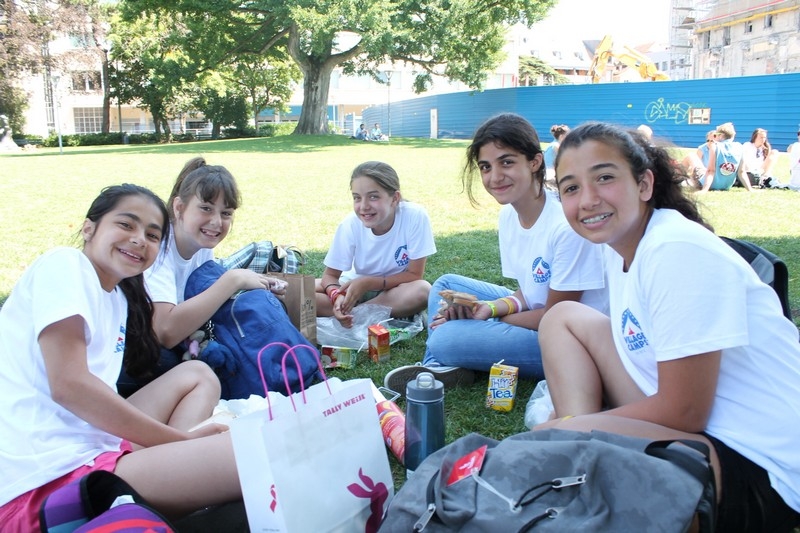 Village Camps International Summer Camp Leysin, Switzerland 2025-08-09 https://www.villagecamps.com/journals_admin/images/695-10-yellowgreenies (12).jpg